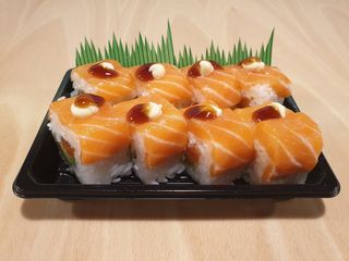 Uramaki queso, aguacate y salmón 