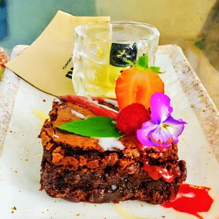 Brownie argentino con helado, chocolate blanco y coulis frutos rojos