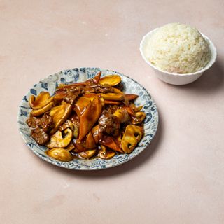 Teletina sa povrćem i pirinač 蘑菇牛肉饭