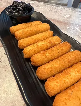 Palitos de mozzarella con confitura de arándanos (8 uds.)