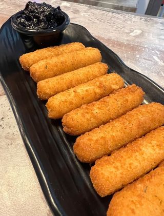 Palitos de mozzarella con confitura de arándanos (8 uds.)
