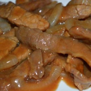 Ternera con cebollas