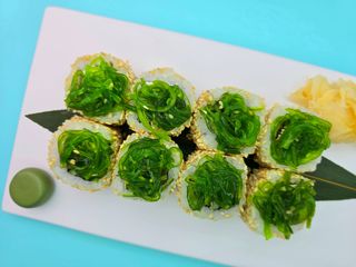 Рол з слабосоленим лососем та чукою (285г)