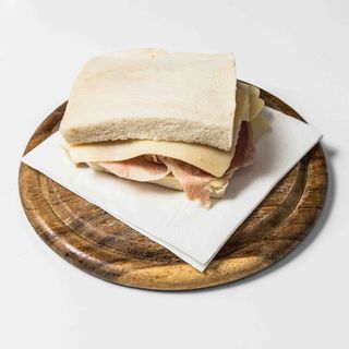 Toast con prosciutto cotto e formaggio edamer