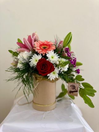 Caixa com Arranjo de Flores Mistas