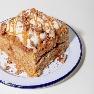 Tarta de Zanahoria, queso crema, nueces, caramelo, nata 
