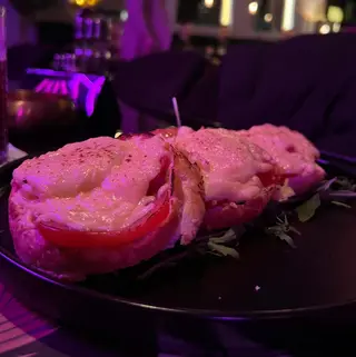 Bruskete sir paradajz