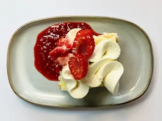 KREMÓWKA Z MALINAMI