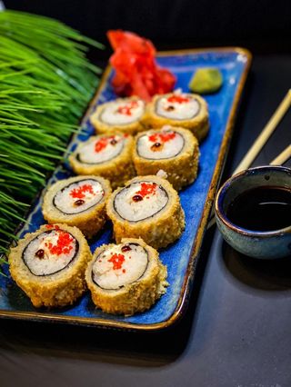 Горячие суши с креветками/ Sushi cald cu creveți