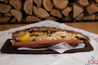 Smuđ sa krompir salatom