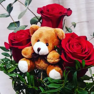 Ramo de tres rosas con oso de peluche de 14 cm