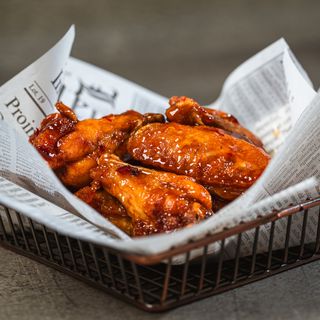 Мариновани пилешки крилца с мед и бърбън 280г