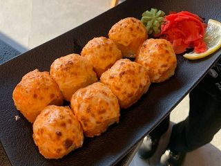 РОЛ ЗАПЕЧЕНИЙ З ЛОСОСЕМ СЛАБОСОЛЕНИМ (220g)