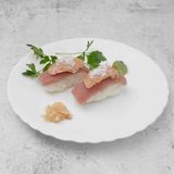 Nigiris de atún con foie flambeado y flor de sal (4 uds.)