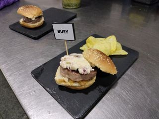 Mini burger de buey con rulo de cabra y cebolla caramelizada 