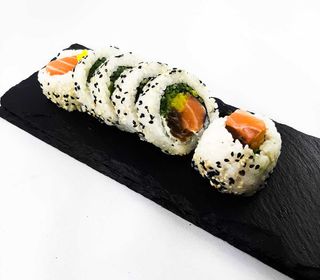 04.Uramaki z łososiem i warzywami 6szt.