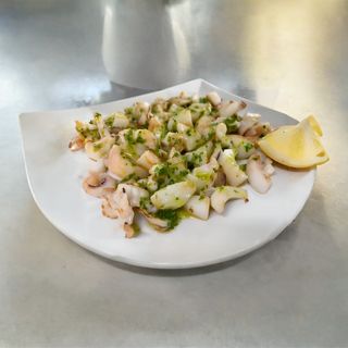 SEPIA TROCEADA CON SALSA VERDE