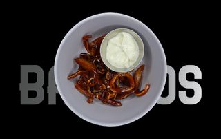 Свинні вушка з соусом часниковим