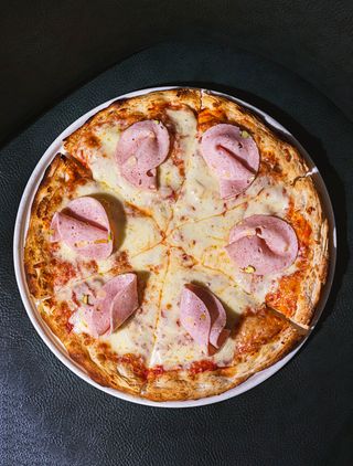 Пицца с ветчиной Мортаделла