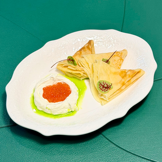 Млинці з червоною ікрою та крем-сиром