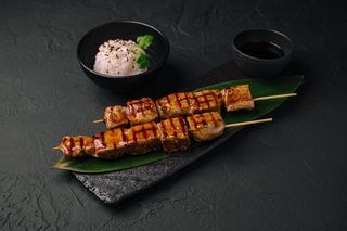 Yakitori din file de porc, orez și sos 