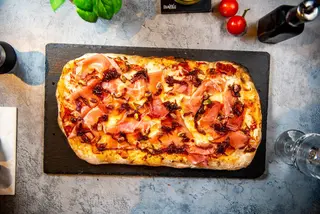 Pinsa Prosciutto Crudo e Cipolla