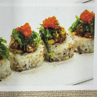 A volcan roll (Atún, salmón, aguacate y tobiko)