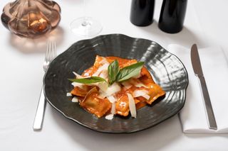 Ravioli cu mușchi de vită Black Angus și sos de roșii