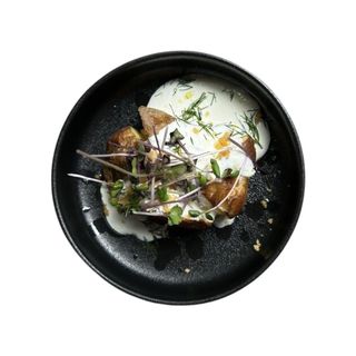 Cartofi copți cu smântână & mărar verde