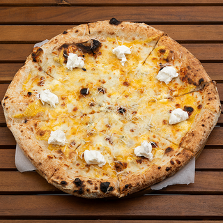 ხუთი ყველის პიცა