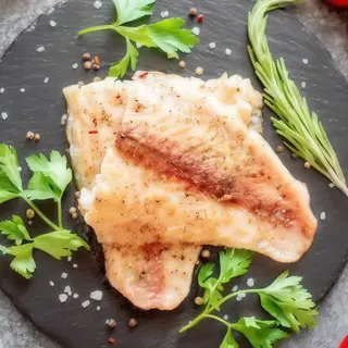 Filete De Tilapia A La Plancha Con Patatas Y Ensalada