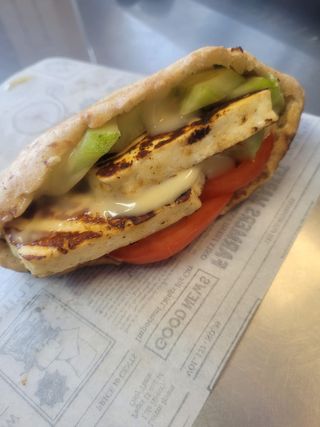 Halloumi pita