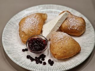 Прясно изпържени мекички със сирене и сладко (300г)