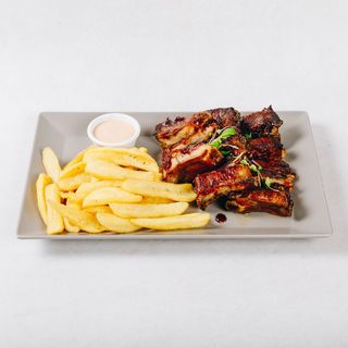 Pileća krilca sa prženim krumpirićima