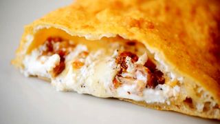 Pizza fritta ricotta, salame, mozzarella e pepe