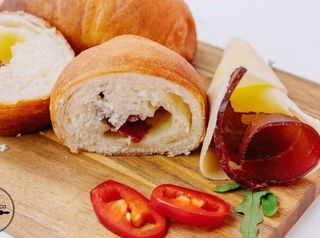 Slane kiflice sa svinjskom pršutom