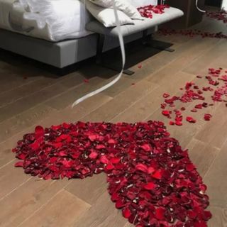  عدد 20وردةاوراق الورد للمناسبات السعيدة 