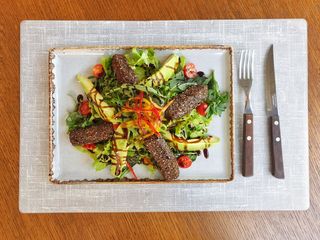 Salata cu somon in crusta de chia