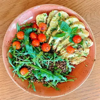 Peito de Frango c/ Pesto de manjericão, tomate cherry c/Quinoa, rúcula (a partir das 12h00)