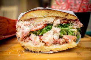 CRUDO + CARTOFI PRAJITI SI SOS