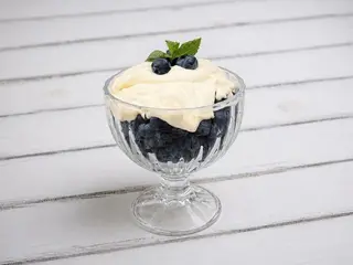Свіжа лохина з кремом «Сабайон» (150/100g)