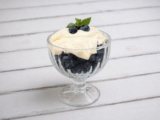 Свіжа лохина з кремом «Сабайон» (150/100g)