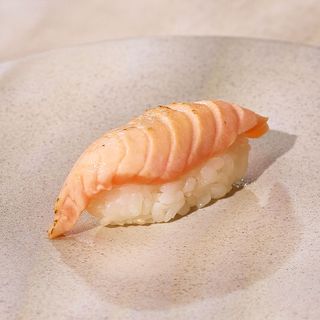 Суши опаленный лосось
