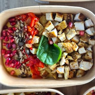 Humus cu pui, rodie și semințe