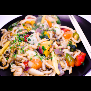 Makaron udon z owocami morza i warzywami