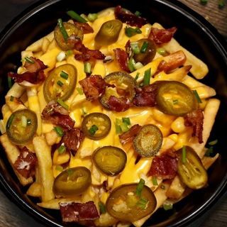 ფრი ბეკონითა და ყველის სოუსით