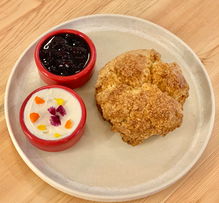 Scon dulce con queso crema y mermelada casera