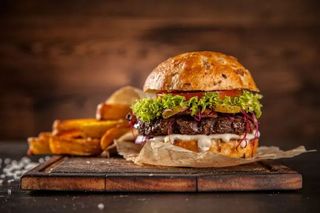 Hamburger z frytkami i colą