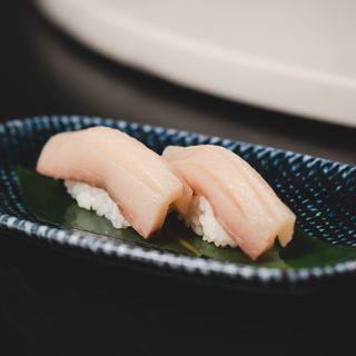 Hamachi žutorepa tuna nigiri