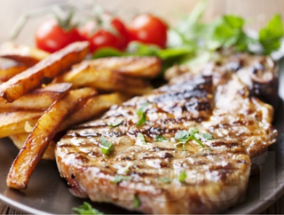 Свински флейки на скара с пържени картофи и сос (400г)